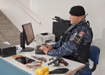 Polícia Militar prende homem por comercialização de drogas