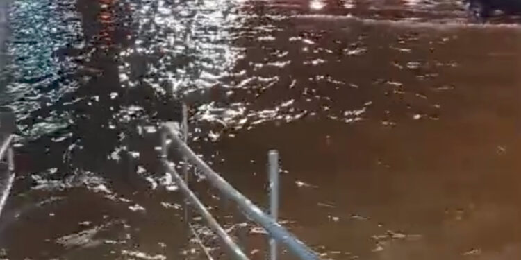 ALAGAÇÕES: Após forte chuva AV. Rio madeira próximo a av.Raimundo Cantuária fica tomada por água – VIDEO