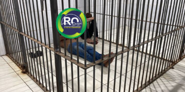 A VONTADE: Dupla é conduzida a central de polícia após assalto