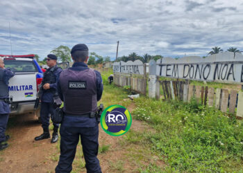 Vítima é encontrada morta sem roupa em frente de residência