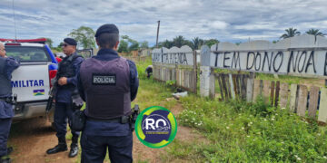 Vítima é encontrada morta sem roupa em frente de residência