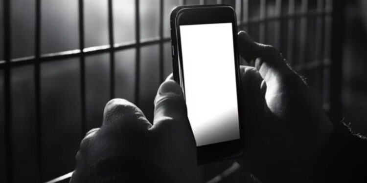 Policial penal que levava celulares para detentos é condenado a 11 anos de prisão