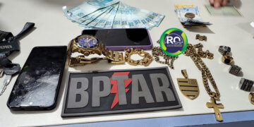 BPTAR : Conduziu suspeito de roubar 12 mil e objeto é casal por desacato