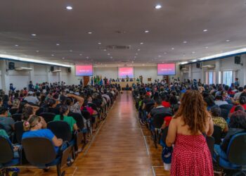 Prefeito Léo Moraes ouve demandas de famílias atípicas e anuncia ações imediatas