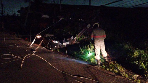 Motorista fugiu veículo após derrubar poste de energia em Porto Velho