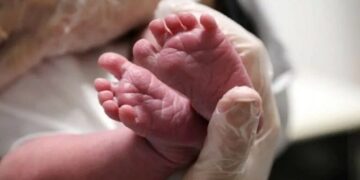 SANGUE NA BOCA E NARIZ  – Recém-nascido de 17 dias morre enquanto dormia ao lado da mãe