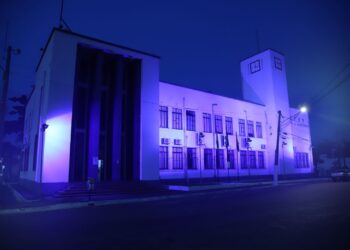 Prédio do Relógio recebe iluminação azul pelo Dia Internacional da Síndrome de Angelman