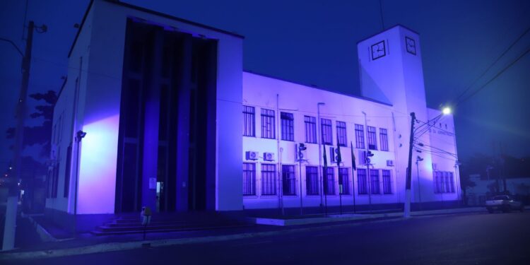 Prédio do Relógio recebe iluminação azul pelo Dia Internacional da Síndrome de Angelman
