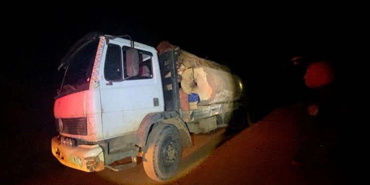 BPA Apreende Caminhão com madeira transportada irregularmente em Vista Alegre do Abunã