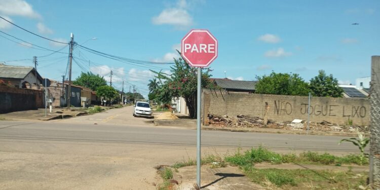 Prefeitura atende pedidos de moradores e sinaliza cruzamento no Conjunto Buritis, na zona Leste de Porto Velho