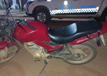 GUAJARÁ-MIRIM – POLÍCIA MILITAR ABORDA SUSPEITOS COM ENTORPECENTE E RECUPERA MOTOCICLETA COM RESTRIÇÃO DE ROUBO