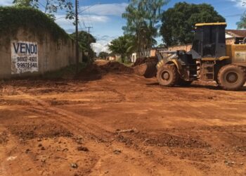 Mais de dez ruas do bairro Cidade Nova recebem serviços de limpeza