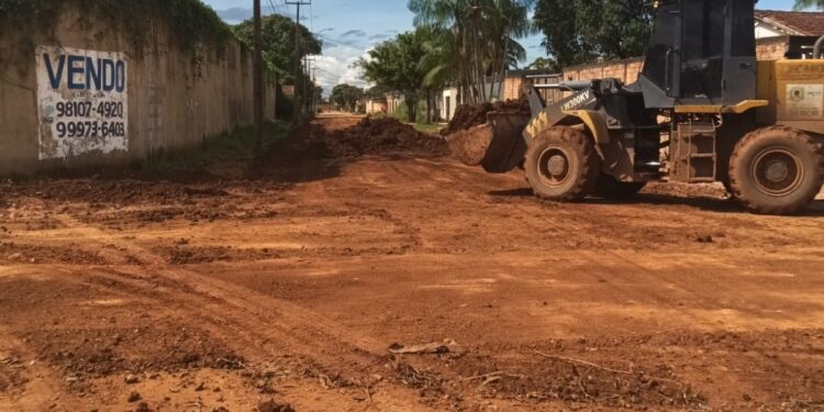 Mais de dez ruas do bairro Cidade Nova recebem serviços de limpeza