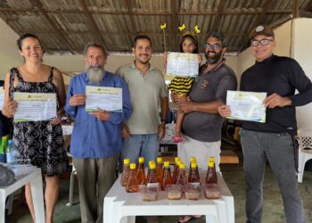Agricultores participam de oficina sobre beneficiamento de cera apícola em Porto Velho