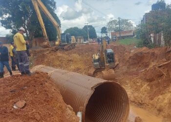 Para prevenir alagamentos, obra de drenagem e instalação de tubos avança na zona Leste