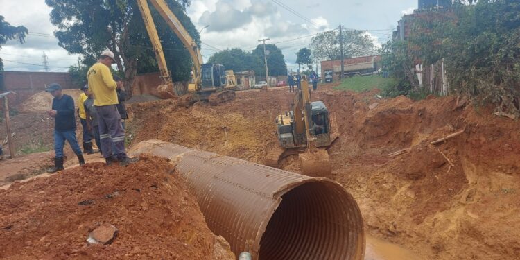 Para prevenir alagamentos, obra de drenagem e instalação de tubos avança na zona Leste