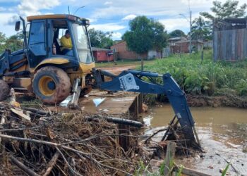Rua Londres recebe serviço para melhorar a trafegabilidade da via