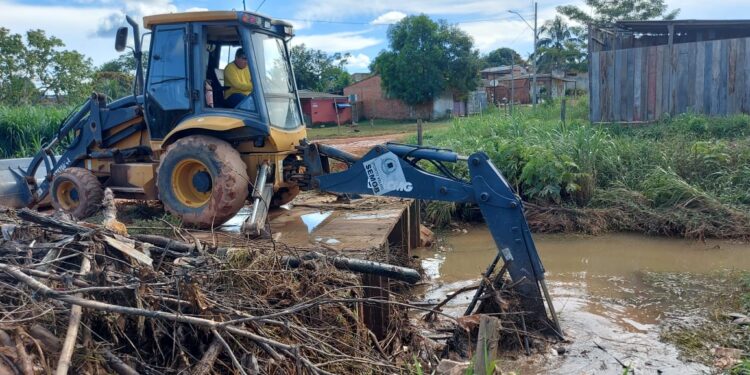 Rua Londres recebe serviço para melhorar a trafegabilidade da via