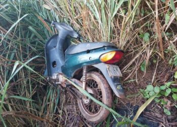 GUAJARÁ-MIRIM – POLÍCIA MILITAR RECUPERA MOTONETA ABANDONADA EM MATAGAL