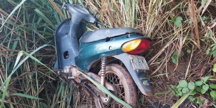 GUAJARÁ-MIRIM – POLÍCIA MILITAR RECUPERA MOTONETA ABANDONADA EM MATAGAL