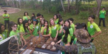 Patrulha Ambiental da PM em Vilhena realiza soltura de pássaros silvestres com participação de alunos do IFRO