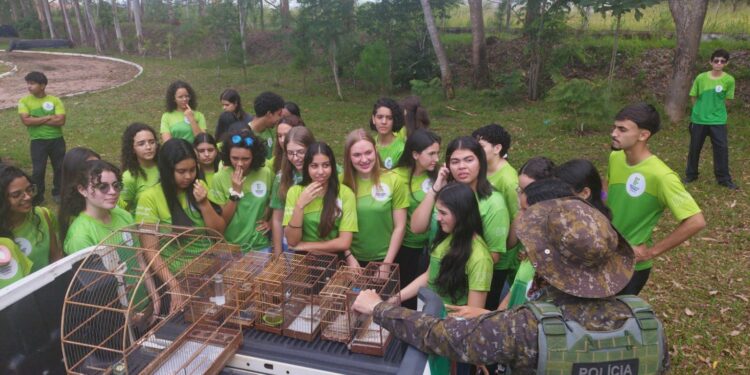 Patrulha Ambiental da PM em Vilhena realiza soltura de pássaros silvestres com participação de alunos do IFRO