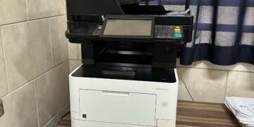 Deputado Alan Queiroz entrega equipamentos eletrônicos para a Escola Marcello Cândia, em Porto Velho