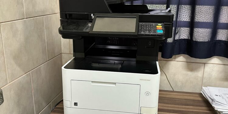 Deputado Alan Queiroz entrega equipamentos eletrônicos para a Escola Marcello Cândia, em Porto Velho