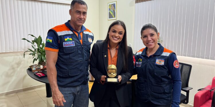 Deputada Dra. Taíssa recebe homenagem do Corpo de Bombeiros Militar de Rondônia