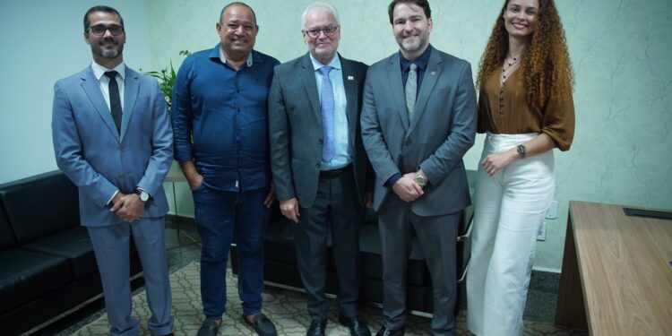 Presidente Alex Redano recebe presidente da ABRACAM e vereador de Cacaulândia
