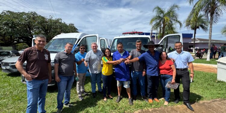 Dra. Taíssa entrega van odontológica e ambulância para Nova Mamoré