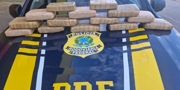 Em Porto Velho/RO, PRF prende passageira de táxi transportando drogas