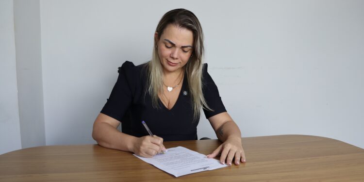 Candeias do Jamari: deputada Cláudia de Jesus garante pagamento de maquinário agrícola para associação