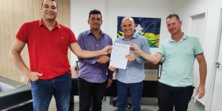 Deputado Ezequiel Neiva anuncia investimento em ambulância UTI para Colorado do Oeste