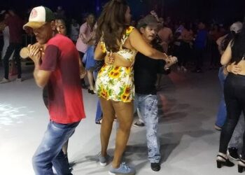 Mulher tem dinheiro roubado por dançarino