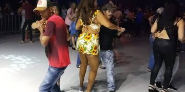 Mulher tem dinheiro roubado por dançarino