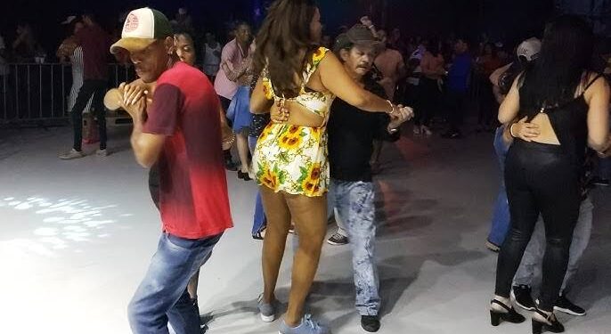 Mulher tem dinheiro roubado por dançarino