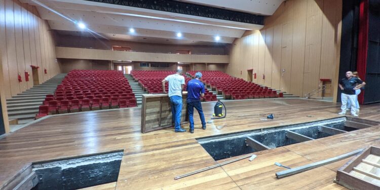 Governo de RO realiza manutenção do palco do Teatro Estadual Palácio das Artes
