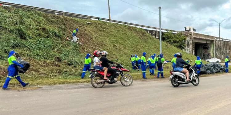 Operação Cidade Limpa realiza limpeza e manutenção no viaduto da Jatuarana