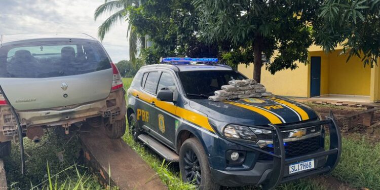 Em Guajará-Mirim/RO, PRF apreende Maconha em veículo de passeio