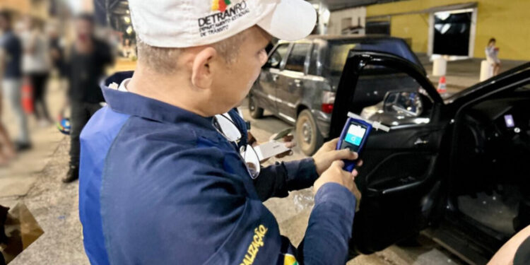 Condução de veículo sob efeito de álcool resulta em multa de quase R$ 3 mil e suspensão da CNH, alerta Detran-RO