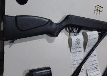 Polícia Militar apreende rifle e detém dois homens em Bom Futuro