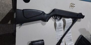 Polícia Militar apreende rifle e detém dois homens em Bom Futuro