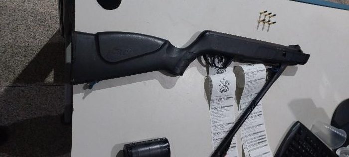 Polícia Militar apreende rifle e detém dois homens em Bom Futuro