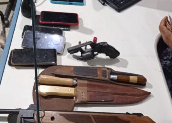 PM prende autores de roubo em área rural de Ariquemes e recupera veículo e arma
