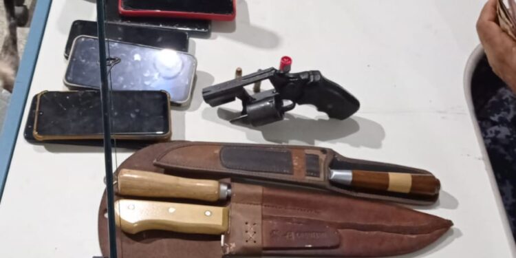 PM prende autores de roubo em área rural de Ariquemes e recupera veículo e arma