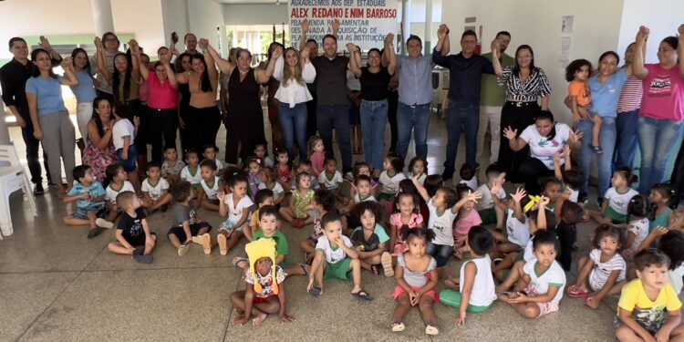 Presidente Alex Redano entrega playgrounds para escolas e creches de Ariquemes