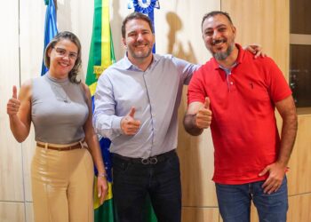 Presidente Alex Redano assina emenda de R$ 2,1 milhões para compra de ônibus leito e contêiner para Ariquemes