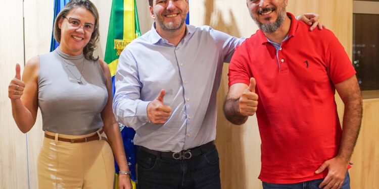 Presidente Alex Redano assina emenda de R$ 2,1 milhões para compra de ônibus leito e contêiner para Ariquemes