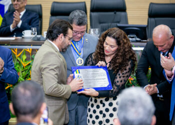 Deputado Ribeiro do Sinpol condecora governador Marcos Rocha com medalha de mérito cultural Amizael Gomes da Silva